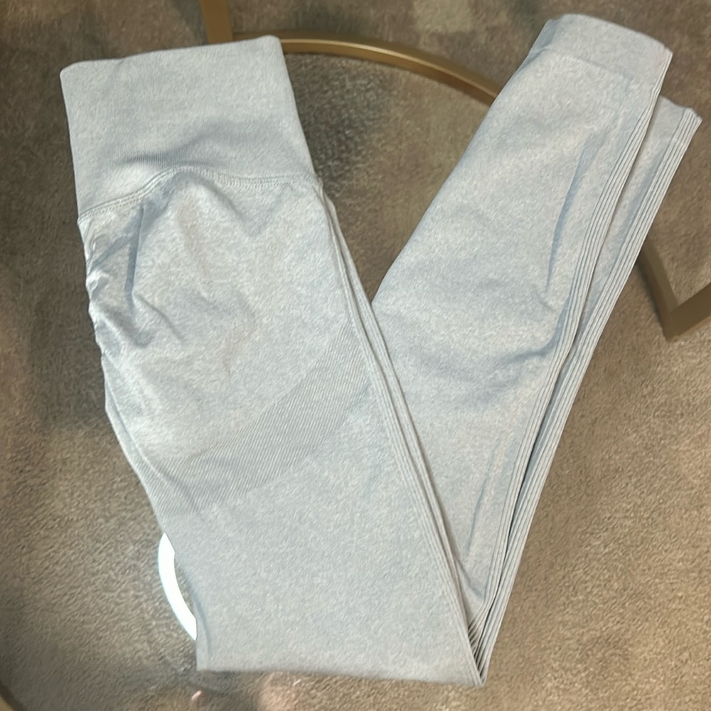 Light gray butt lifting leggings